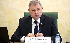 Анатолий Артамонов поздравил ветеранов с Днем Великой Победы