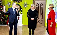 А. Башкин поздравил коллектив хора «Волжаночка» с юбилеем и наградил участников выставки «Россия — мир неограниченных возможностей»