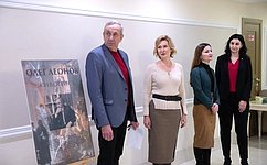 В Совете Федерации открылась выставка заслуженного художника России О. Леонова «Москва и москвичи»