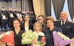 Е. Алтабаева и Л. Мельник вручили юной жительнице Севастополя медаль Совета Федерации «За проявленное мужество»