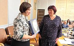 Е. Афанасьева передала книги в дар главной библиотеке Оренбуржья