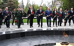 В. Голубев в канун Дня Победы принял участие в возложении венков и цветов к памятнику павшим воинам в Ростове-на-Дону