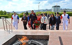 Н. Владимиров возложил цветы к Вечному огню с юными самбистами