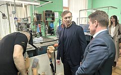 А. Брыксин посетил Курское протезно-ортопедическое предприятие