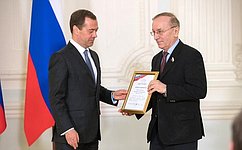 Председатель Правительства Д. Медведев вручил Почетную грамоту сенатору И. Чернышенко