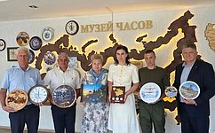 О. Бас передала уникальные экспонаты в Музей часов ЛНР
