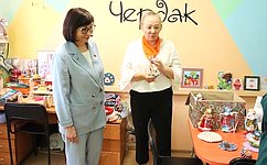 Н. Котова высоко оценила профессионализм работы сотрудников семейных МФЦ для эффективной помощи южноуральским семьям