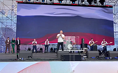 В Минске состоялся большой праздничный концерт, посвященный Александр Вайнберг исполнил авторские патриотические песни и поздравил жителей Белорусии с праздником