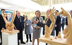 В. Матвиенко осмотрела выставку томского скульптора Л. Усова «75 – Пространство и Время»