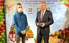 С. Муратов принял участие в новогодней акции «Ёлка желаний»