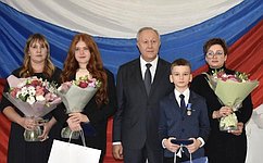В. Радаев вручил награды юным героям Саратовской области