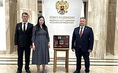 Д. Гусев принял от белорусских поисковиков планшет с фрагментами легендарного самолета Героя Советского Союза Н. Гастелло