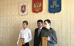 С. Цеков наградил юных героев