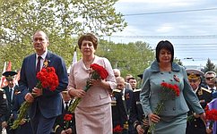 Е. Алатабаева приняла участие в церемонии возложения цветов к Вечному огню Мемориала героической обороны Севастополя 1941–1942 годов