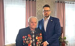 Р. Смашнёв поздравил ветерана с Днём защитника Отечества