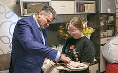 А. Жуков исполнил мечту десятиклассницы из Республики Хакасия в рамках акции «Елка желаний»