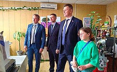 А. Малащенков и активисты «Движения Первых» познакомились с производством традиционных игрушек