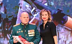 Т. Сахарова в Мурманске вручила участникам спецоперации общественные премии «Команда Путина»