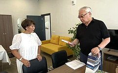 Б. Жамсуев передал подборку книг по истории и краеведению Агинской школе № 5