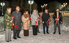 Л. Круглова и А. Карелин приняли участие в траурном митинге в Мурманске, посвящённом гибели подводного крейсера «Курск»