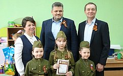 А. Жуков в Республике Хакасия вручил подарки юным участникам акции «Рисуем Победу»