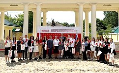 А. Савин в преддверии Дня России вручил паспорта юным жителям Калужской области