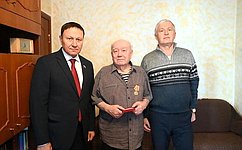 А. Ролик посетил на дому ветеранов и вручил памятные медали