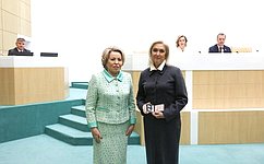 На 598-м заседании Совета Федерации В. Матвиенко вручила удостоверения новым сенаторам