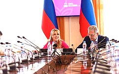 Д. Лантратова обсудила развитие социального предпринимательства в ЛНР, поздравила с профессиональным праздником семью шахтеров и осмотрела восстановленные детские сады