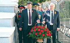 Г. Ягубов: Память – священна. С самого детства День Победы начинается с возложения цветов к памятникам погибших защитников Отечества. В этой традиции благодарность нашим дедам и прадедам. В этой традиции преклонение перед их подвигом и мужеством. В этой традиции – история, которую мы храним и передаём своим детям и внукам