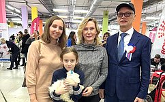 И. Святенко приняла участие в акции «Ёлка желаний» и исполнила мечту девочки из многодетной семьи