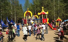 При поддержке Е. Самойлова в Ухте открылась детская площадка