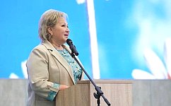 Е. Писарева вручила медаль «За любовь и верность» семейной паре из Великого Новгорода