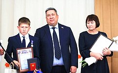 В. Полетаев вручил медаль «За проявленное мужество» юному герою из Республики Алтай