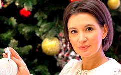 М. Павлова исполнила новогодние мечты южноуральцев, направивших свои заветные желания на благотворительную елку