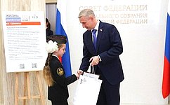 А. Серёжников наградил школьницу из Хабаровска за победу во Всероссийском конкурсе детского рисунка «Жизнь, делённая на граммы»