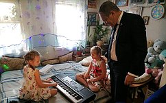 А. Башкин исполнил новогодние желания юной астраханки и подростка из Донецкой Народной республики