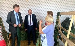 А. Савин отметил активную работу волонтёров Жиздринского района по плетению маскировочных сетей для нужд СВО