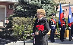 О. Бас в ЛНР почтила память героев, участвовавших в ликвидации последствий аварии на Чернобыльской АЭС