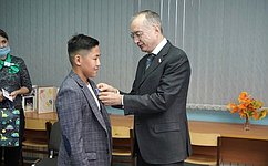А. Кислов наградил медалью «За проявленное мужество» 12-летнего жителя Самарской области