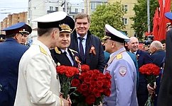 А. Савин возложил цветы к Вечному огню на Могиле Неизвестного Солдата в Калуге