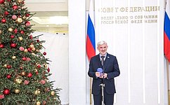 Е. Дитрих исполнил новогоднее желание ребёнка и поздравил сотрудников МЧС