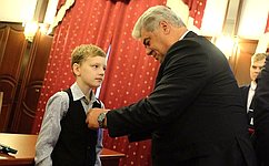 В. Бондарев вручил награду кировскому школьнику, спасшему девочку