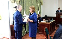 Сенатор Е. Алексеев вручил благодарность Совета Федерации