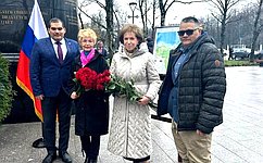 Л. Скаковская и Д. Оюн приняли участие в торжественной церемонии возложения цветов к памятнику Симона Боливара в Москве