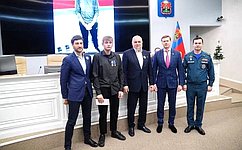 Д. Кузьмин и А. Синицын вручили награду юному кузбассовцу