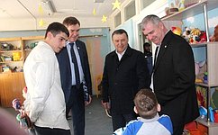 А. Савин посетил пункт временного размещения беженцев из Донбасса в Калужской области