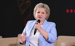 Е. Писарева приветствовала участниц деловой игры «Наш регион – наше будущее. Женский взгляд»