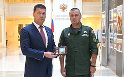 Сенатору А. Чернышеву передана медаль солдата, найденная молдавскими поисковиками на месте боев Великой Отечественной войны
