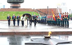 Председатель СФ В. Матвиенко и сенаторы РФ возложили цветы к Вечному огню в Парке Победы